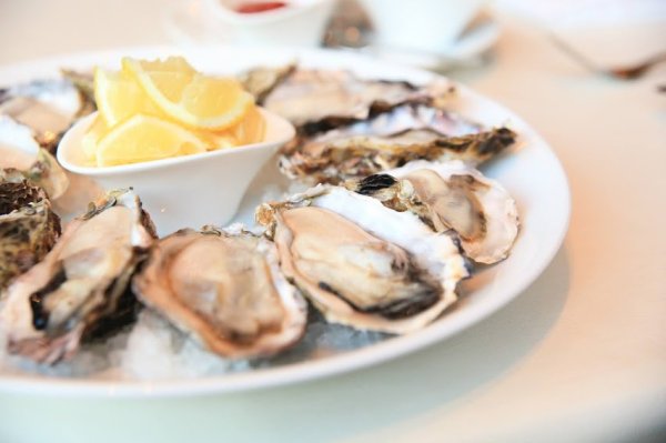 画像2: 冷凍牡蠣(殻付き・生食用) 北木島 喜多嬉かき(さざれがき)勇和水産 岡山県 笠岡市 北木島 瀬戸内海 生牡蠣 牡蠣 海鮮 厳選 Sサイズ3KG (2)